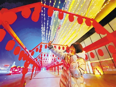 <p>　　一位市民在银川建发大阅城高悬的红灯笼下自拍留念。</p>
