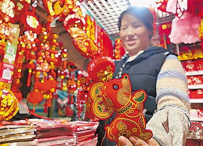 <p>　　喜气的生肖挂件走俏市场。</p>