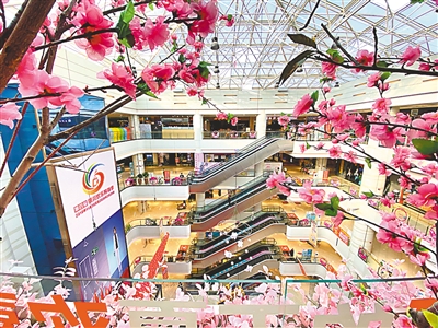 <p>　　商家将购物场所装扮如春。</p>