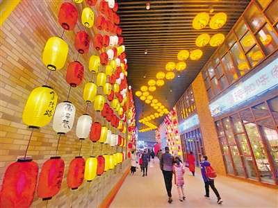 <p>　　大红灯笼高高挂。</p>
