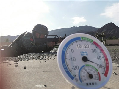 7月7日，石嘴山市地表温度达到50℃，武警宁夏总队石嘴山支队官兵克服高温天气，在训练场开展“夏练三伏”军事训练活动，全面提升官兵军事素质。 

    罗辉波  邓心灵  摄影报道