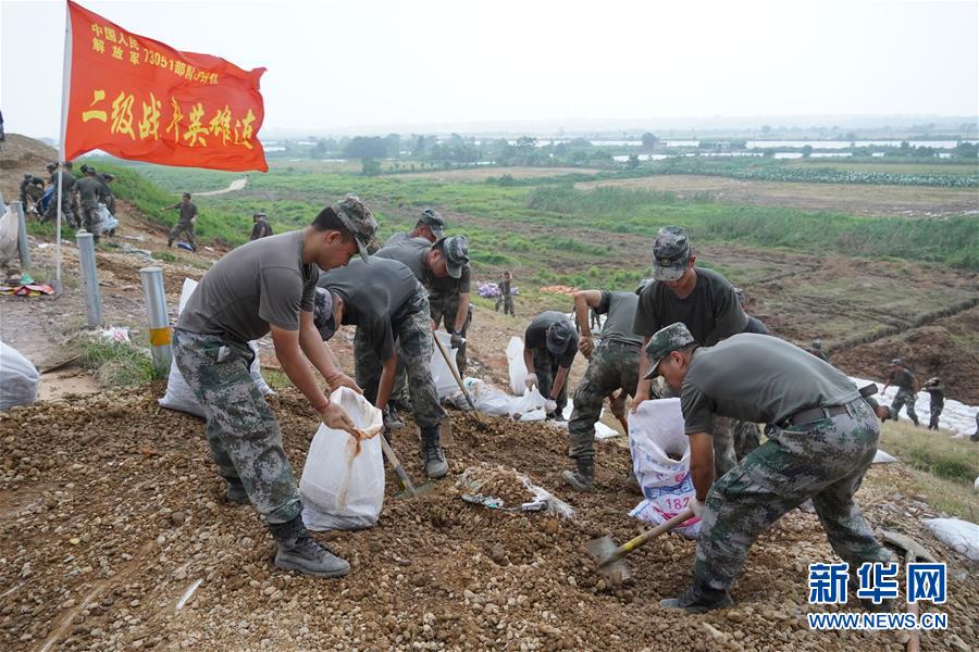 （防汛抗洪·图文互动）（1）金戈铁甲战洪魔——东部战区陆军英雄部队抗洪一线全力抢险救灾