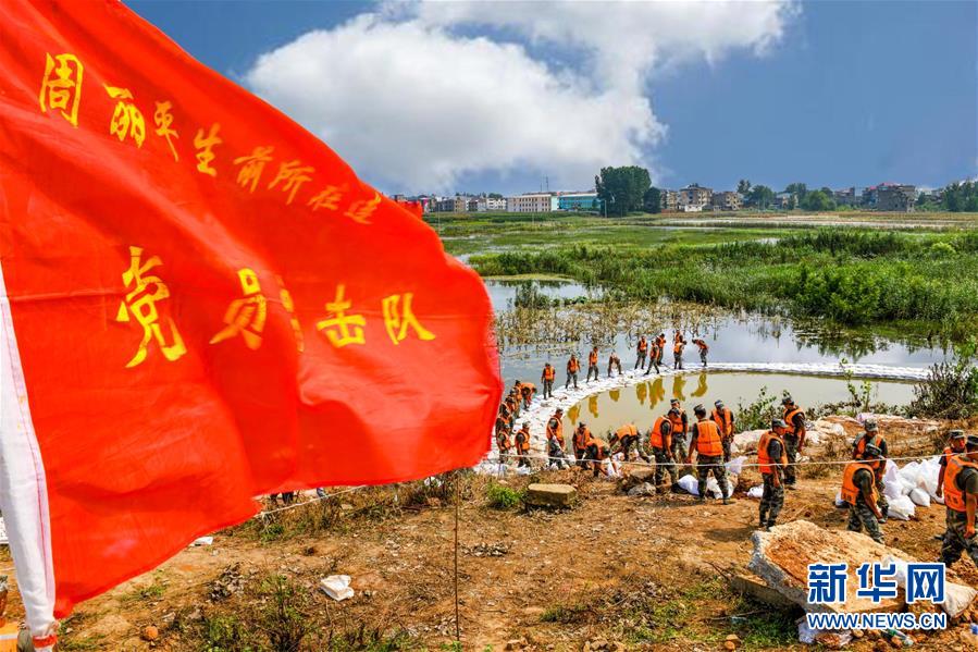 （防汛抗洪·图文互动）（2）金戈铁甲战洪魔——东部战区陆军英雄部队抗洪一线全力抢险救灾