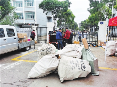 最近，高校陆续开学，以往新生报到携带大包小包的情形已经很少见了，他们大多选择快递寄送行李，自己轻松上阵。 @方志刚  摄