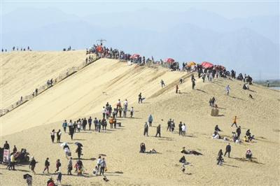 <p>　　在沙湖景区，滑沙场地人头攒动。</p>
