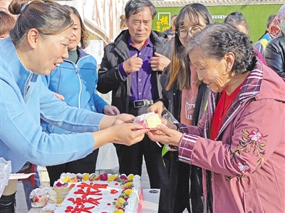 <p>　　10月24日，银川市兴庆区玉皇阁北街街道办事处北关社区举行“快乐重阳　幸福守望”关爱长者邻里守望活动，来自社区的社会组织、热心党员、志愿者等纷纷通过义诊、义剪、送祝福等方式，为辖区老人送上关怀。本报记者　张唯　摄</p>