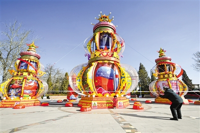 <p>　　2月7日，银川市中山公园南门口，大型花灯组吸引着市民的眼球。</p>
