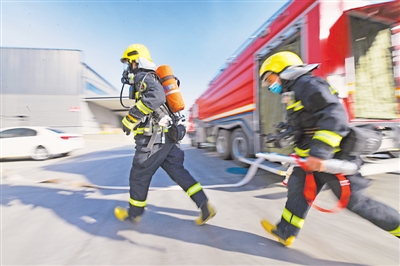 <p>　　“1号电气仓库叉车充电区发生火情……”随着刺耳的警报声和对讲机内传来的指令，消防救援队员们拿起装备迅速冲入火场。</p>