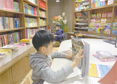 <p>　　市民在书店内选购图书。</p>