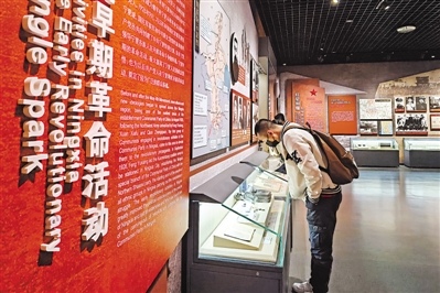 <p>　　3月10日，宁夏博物馆《红旗漫卷——宁夏革命文物陈列》展厅，游客在观展。《红旗漫卷——宁夏革命文物陈列》是宁夏博物馆的革命文物专题展览，直观展示了宁夏革命历史的波澜壮阔。　</p><p>　　均本报记者　党硕　摄</p>