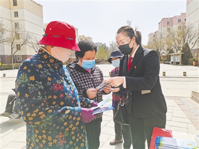 <p>　　3月26日，银川市兴庆区大新镇燕依园社区联合大新法庭，向辖区居民展开法治宣传，内容涵盖防范电信诈骗、非法集资、矛盾纠纷调解等。　</p><p>　　本报记者　张唯　摄　</p>