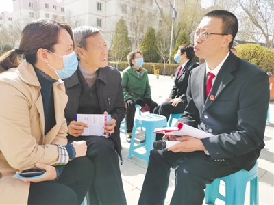 <p>　　工作人员正在向居民宣讲法治知识。</p>