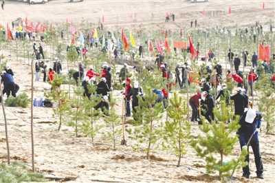 <p>　　3月29日，自治区各厅(局)机关、银川市直属机关等单位的干部职工及青年志愿者在银川市兴庆区沙漠休闲运动公园义务植树点参加全民义务植树活动，为建设美丽新宁夏增绿添彩。　</p><p>　　本报记者　左鸣远　摄</p>