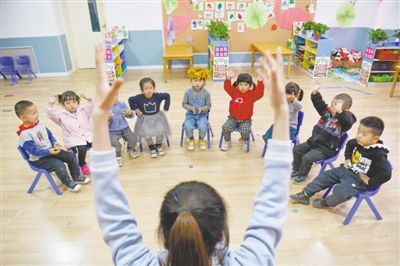 <p>　　3月31日，银川市金凤区第十二幼儿园，孩子们在老师的带领下做游戏。为增加学前教育的公益性、普惠性供给，金凤区已回收60余所民办幼儿园，其中40余所已成功转型并开园，今年年底将全部开园。其中，金凤区第十二幼儿园已完成“民转公”升级改造。</p><p>　　本报记者　王鼎　白茹　摄</p>
