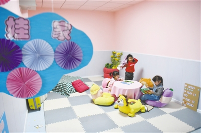 <p>　　孩子们在幼儿园教室看绘本。</p>