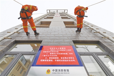 <p>　　高楼速降是每一位消防员的必备技能。</p>