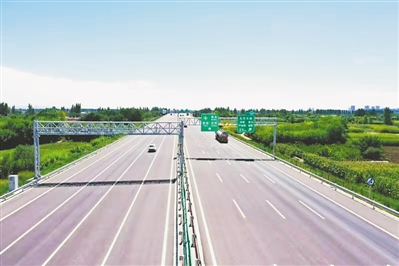 <p>　　青银高速公路银川至河东机场段。（图片由受访单位提供）</p>