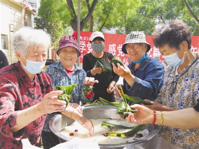 <p>　　银川市兴庆区前进街道办事处华林社区联合辖区企业开展活动，社区工作者和居民一起包粽子、观看党史学习教育主题文艺演出。本报记者　刘惠媛　摄　</p>