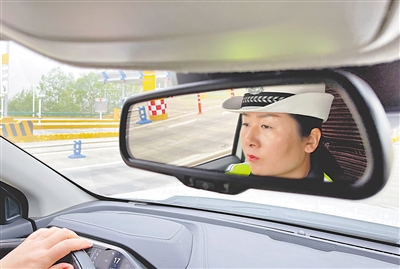 <p>　　18年的从警经历练就了严春香坚毅的性格。</p>