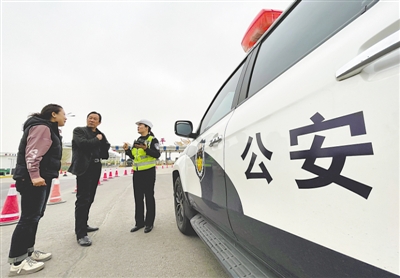 <p>　　严春香对超速行驶的驾驶员进行批评教育。</p>