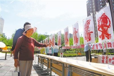 <p>　　6月20日，银川市金凤区上海西路街道办事处景湖社区“永远跟党走”剪纸作品展在阅海万家C区“向阳花”志愿服务亭展出。展出的百余幅“红色剪纸”，内容涵盖建党100周年、56个民族、抗疫、党风廉政等主题，由社区市民学校公益手工班教师和学员们创作。</p><br/><p>　　本报记者　白茹　摄</p>