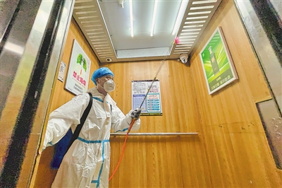 <p>　　刘亚宁身着防护服在电梯间消杀。</p>