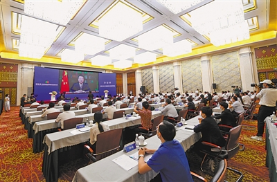 <p>　　大会嘉宾演讲、致辞采用“线上+线下”的新模式。</p>
