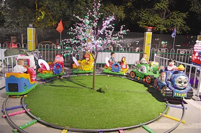 <p>　　　　银川市兴庆区四季兴夜市推出“儿童娱乐不限时”项目，吸引了很多孩童。</p>