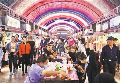 <p>　　　　吴忠市夜婡巷夜市生意红火。</p>