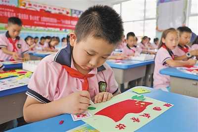 <p>　　银川市金凤区第十二小学通过DIY手工创意制作五星红旗、天安门等框裱画，引导教育少年儿童听党话、感党恩、跟党走。</p>
