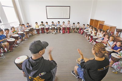 <p>　　少年儿童在银川市妇女儿童活动中心举办的公益课堂上学习非洲鼓。</p>