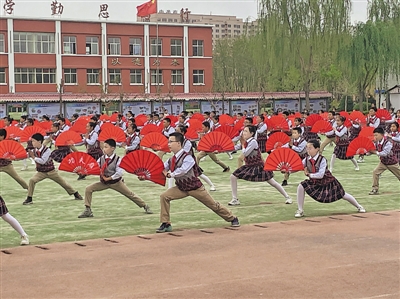 <p>　　吴忠市利通区第九小学学生在表演扇子舞。</p>