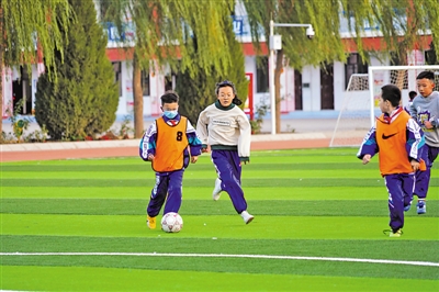 <p>　　中卫市第六小学学生开展足球活动。</p>