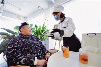 <p>　　李梦颖为顾客奉上新鲜出炉的甜品。</p>