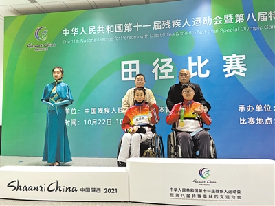 <p>　　马嘉馨（右）登上领奖台。　　　本报记者　杨淑琼　摄</p>