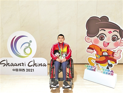 <p>　　获得奖牌的贾建东。（图片由受访者提供）</p>