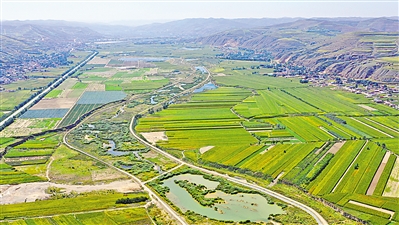 <p>　　西吉县通过实施综合治理工程，使葫芦河变得水清、河畅、岸绿。　　　　　　　　　　　　　　　　　　　　（本版图片除署名外均本报记者　党硕　摄）</p>