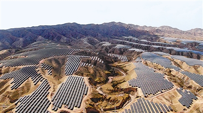 <p>　　吴忠第四十五光伏电站采用3种不同容量子方阵的设计，涵盖80个发电单元。近年来，我区逐步形成光伏及风电装备制造配套产业圈，打造辐射西北地区风电、光伏发电、新能源装备制造及智能运维一体化基地。本报记者　王鼎　摄</p>