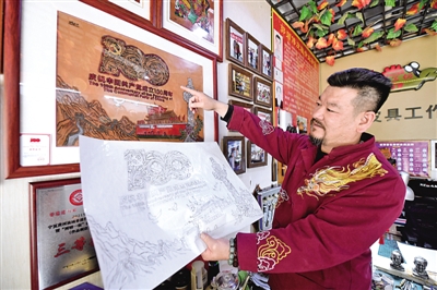 <p>　　2021年，郭靖设计创作的《庆祝中国共产党成立100周年》皮雕作品。</p>