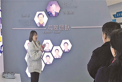 马艺莎（左）为来访者讲解公司概况。