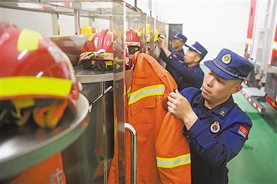 <p>5月1日10时，永宁县消防救援大队，消防员张冲、张学宾、何博伟（从前至后）整理装备，随时准备奔赴救援一线。</p>
