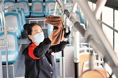 <p>5月1日9时许，银川公交永宁有限公司312路驾驶员刘彩兰在公交车上擦拭。</p>