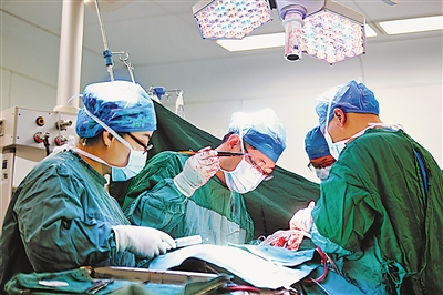 <p>5月1日12时30分，自治区人民医院手术室，心脏大血管外科大夫李有金（左二）和同事奋战在无影灯下。此时，这台心脏手术已持续了近12个小时。</p>