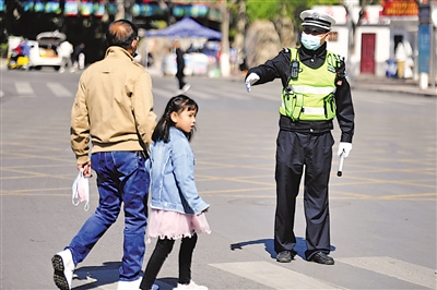<p>5月1日11时许，银川市公安局兴庆区交警一大队三中队辅警步红杨在执勤。</p>