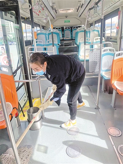 <p>　　杨彦峰在打扫车厢。</p><p>　　本报记者　张涛　摄</p>