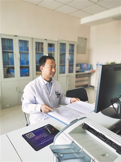 刘文舟在工作中。