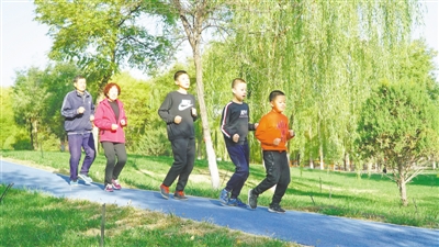 <p>　　跑步是一家人每天清晨的必备课。</p>