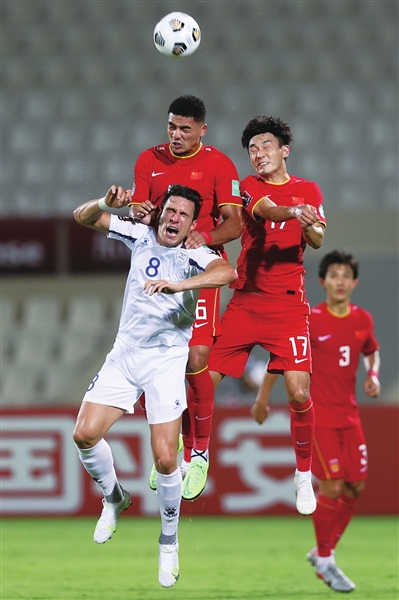     中国队球员蒋光太（上左）、吴兴涵（上右）与菲律宾队球员吉拉多在比赛中争顶。新华社发