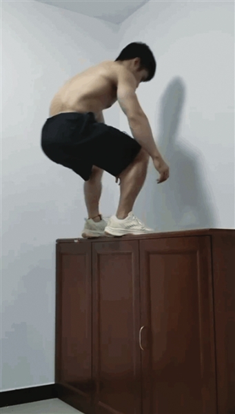     李发彬跳柜子。视频截图