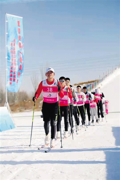 <p>　　2021年“第八届全国大众冰雪季”宁夏冰雪运动“线上+线下”系列活动启幕。</p>